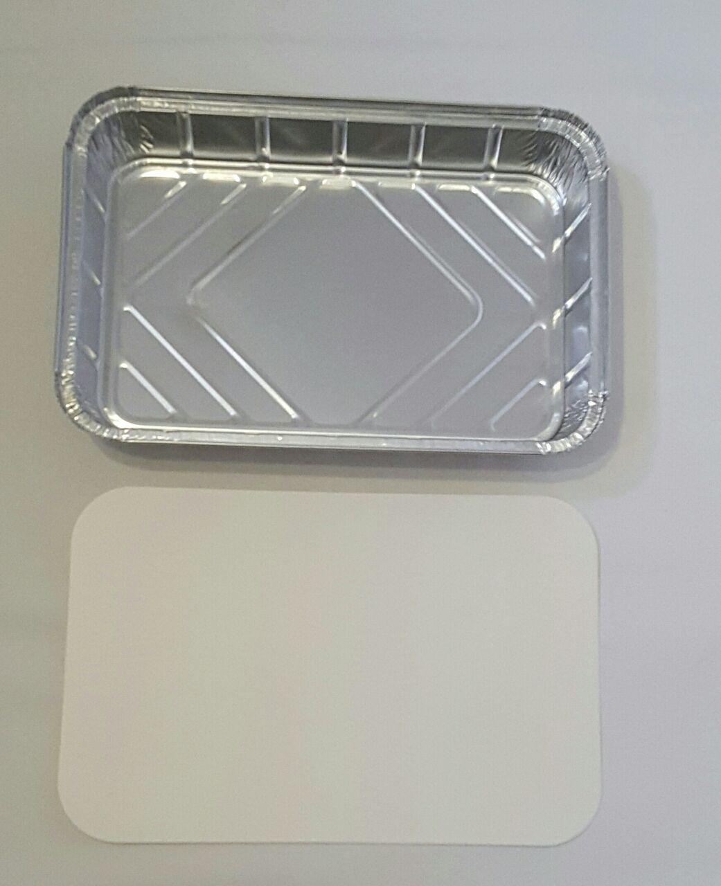 Aluminium förpackning med vit lock